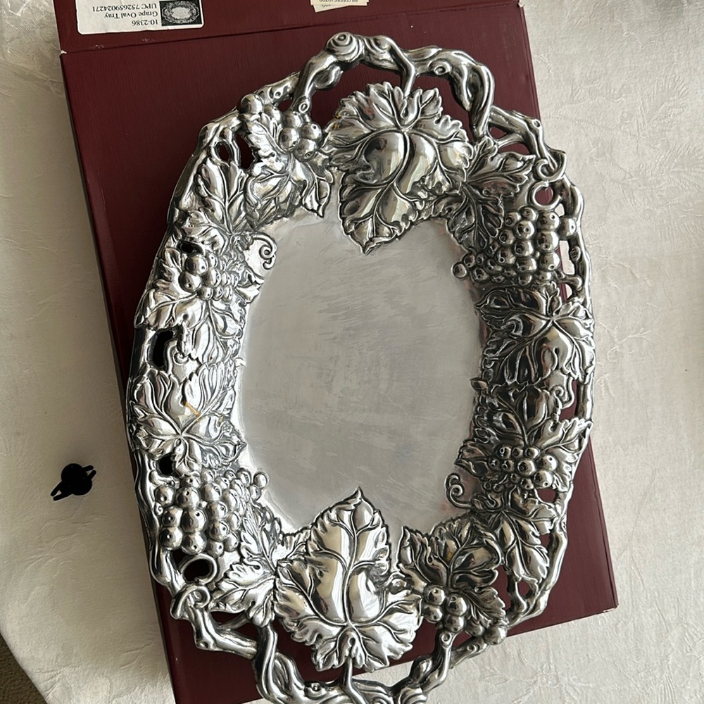 Arthur court grape oval tray